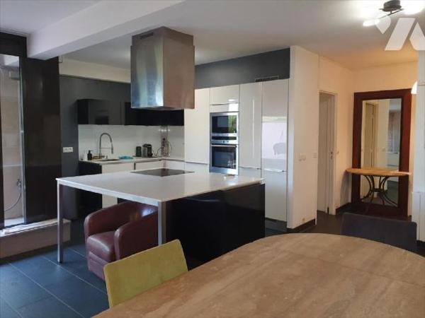 Résidence Les PYRAMIDES, Situe en rez-de-jardin, F3 de 93m² en excéllent état d'entretien, Entr...