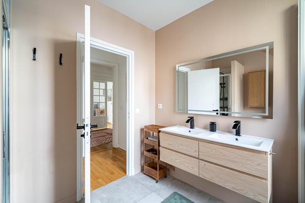 Maison contemporaine en pleine propriété à usage mixte