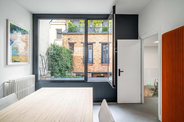 Maison contemporaine en pleine propriété à usage mixte