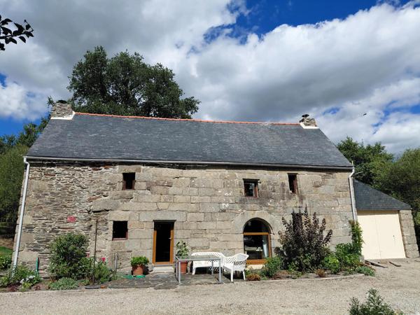 Ancien prsbytère dans la campagne de Kergrist Moelou à 167 000 €