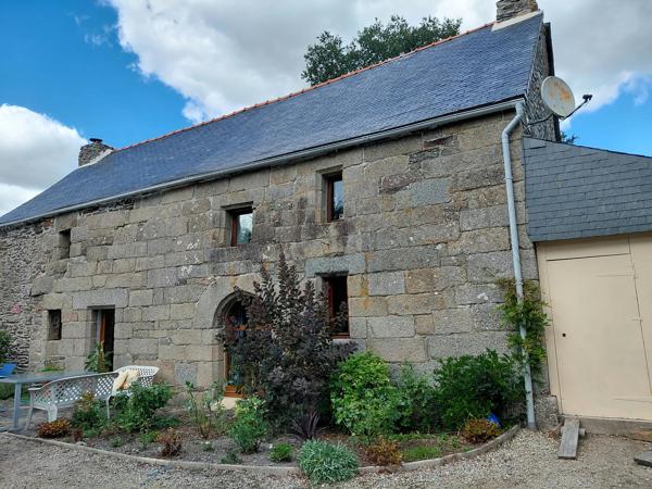 Ancien prsbytère dans la campagne de Kergrist Moelou à 167 000 €