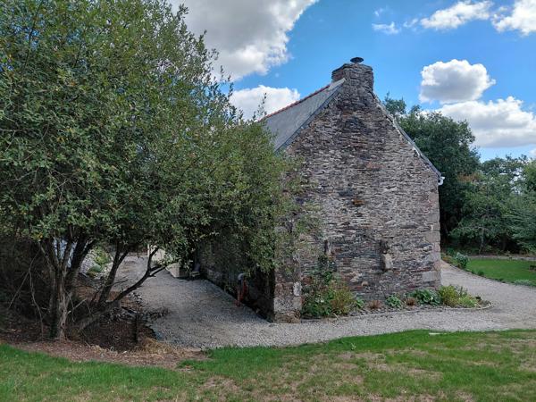Ancien prsbytère dans la campagne de Kergrist Moelou à 167 000 €
