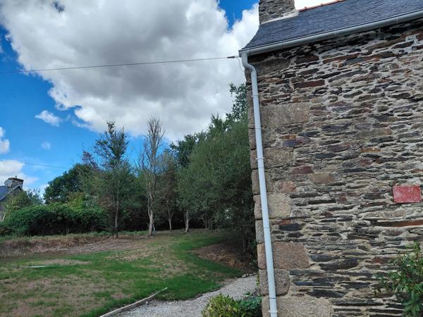 Ancien prsbytère dans la campagne de Kergrist Moelou à 167 000 €