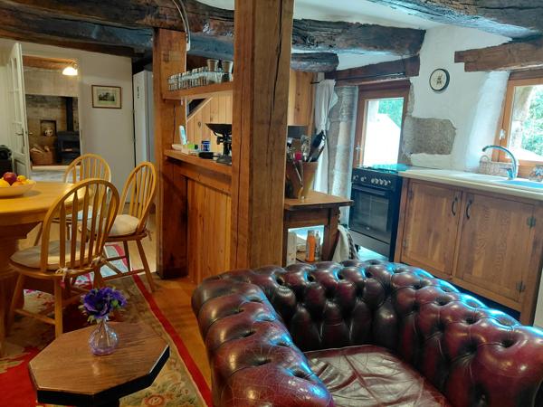 Ancien prsbytère dans la campagne de Kergrist Moelou à 167 000 €