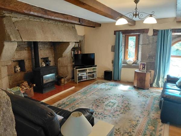 Ancien prsbytère dans la campagne de Kergrist Moelou à 167 000 €