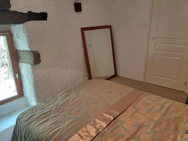 Ancien prsbytère dans la campagne de Kergrist Moelou à 167 000 €