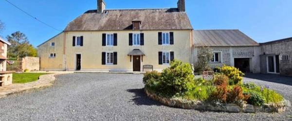 🌿 LES OUBEAUX (14230) – Domaine de charme avec chambres d’hôtes, roulotte et plus de 2,2 hectares