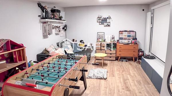 Maison non mitoyenne avec garage jardin et dépendance