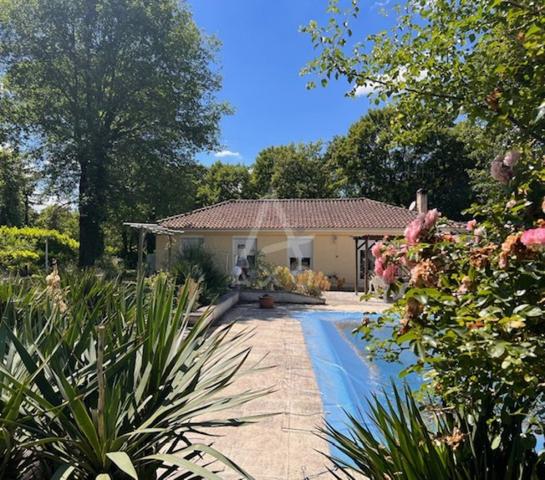 LA COURONNE  - MAISON DE PLAIN PIED AVEC PISCINE - 125 M2