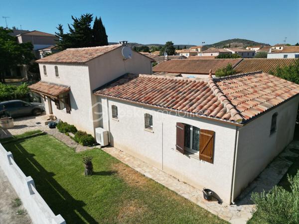Dans un quartier résidentiel calme et recherché de Frontignan, découvrez cette villa construite en 1997, développant environ 137 m² habitables sur une parcelle de 654 m². Elle offre un cadre de vie agréable, des volumes généreux et des prestations fonctionnelles, adaptées à une vie de famille.
La pièce de vie d'environ 41 m², lumineuse et ouverte sur une cuisine aménagée et équipée, constitue le cœur de la maison. Les espaces sont bien distribués et permettent de profiter pleinement de la lumière naturelle tout au long de la journée.
L'espace nuit se compose de trois chambres, complétées par une mezzanine pouvant accueillir un bureau, une bibliothèque ou un espace détente. La maison est équipée d'une climatisation réversible dans l'ensemble des pièces, assurant un confort optimal en toute saison.
À l'extérieur, le jardin clos et arboré offre plusieurs espaces de vie : une terrasse, une cuisine d'été avec son barbecue maçonné, un potager ainsi qu'un garage d'environ 29 m². L'ensemble bénéficie d'un environnement paisible, tout en restant à proximité des commerces, des écoles et des principaux axes.
Une maison entretenue avec soin, offrant de belles possibilités d'aménagement et un cadre de vie recherché sur le secteur.
Pour toute information complémentaire ou pour organiser une visite, je reste à votre disposition.