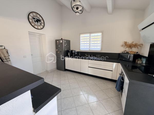 Dans un quartier résidentiel calme et recherché de Frontignan, découvrez cette villa construite en 1997, développant environ 137 m² habitables sur une parcelle de 654 m². Elle offre un cadre de vie agréable, des volumes généreux et des prestations fonctionnelles, adaptées à une vie de famille.
La pièce de vie d'environ 41 m², lumineuse et ouverte sur une cuisine aménagée et équipée, constitue le cœur de la maison. Les espaces sont bien distribués et permettent de profiter pleinement de la lumière naturelle tout au long de la journée.
L'espace nuit se compose de trois chambres, complétées par une mezzanine pouvant accueillir un bureau, une bibliothèque ou un espace détente. La maison est équipée d'une climatisation réversible dans l'ensemble des pièces, assurant un confort optimal en toute saison.
À l'extérieur, le jardin clos et arboré offre plusieurs espaces de vie : une terrasse, une cuisine d'été avec son barbecue maçonné, un potager ainsi qu'un garage d'environ 29 m². L'ensemble bénéficie d'un environnement paisible, tout en restant à proximité des commerces, des écoles et des principaux axes.
Une maison entretenue avec soin, offrant de belles possibilités d'aménagement et un cadre de vie recherché sur le secteur.
Pour toute information complémentaire ou pour organiser une visite, je reste à votre disposition.