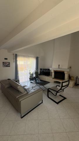 Dans un quartier résidentiel calme et recherché de Frontignan, découvrez cette villa construite en 1997, développant environ 137 m² habitables sur une parcelle de 654 m². Elle offre un cadre de vie agréable, des volumes généreux et des prestations fonctionnelles, adaptées à une vie de famille.
La pièce de vie d'environ 41 m², lumineuse et ouverte sur une cuisine aménagée et équipée, constitue le cœur de la maison. Les espaces sont bien distribués et permettent de profiter pleinement de la lumière naturelle tout au long de la journée.
L'espace nuit se compose de trois chambres, complétées par une mezzanine pouvant accueillir un bureau, une bibliothèque ou un espace détente. La maison est équipée d'une climatisation réversible dans l'ensemble des pièces, assurant un confort optimal en toute saison.
À l'extérieur, le jardin clos et arboré offre plusieurs espaces de vie : une terrasse, une cuisine d'été avec son barbecue maçonné, un potager ainsi qu'un garage d'environ 29 m². L'ensemble bénéficie d'un environnement paisible, tout en restant à proximité des commerces, des écoles et des principaux axes.
Une maison entretenue avec soin, offrant de belles possibilités d'aménagement et un cadre de vie recherché sur le secteur.
Pour toute information complémentaire ou pour organiser une visite, je reste à votre disposition.