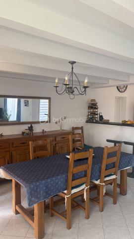 Dans un quartier résidentiel calme et recherché de Frontignan, découvrez cette villa construite en 1997, développant environ 137 m² habitables sur une parcelle de 654 m². Elle offre un cadre de vie agréable, des volumes généreux et des prestations fonctionnelles, adaptées à une vie de famille.
La pièce de vie d'environ 41 m², lumineuse et ouverte sur une cuisine aménagée et équipée, constitue le cœur de la maison. Les espaces sont bien distribués et permettent de profiter pleinement de la lumière naturelle tout au long de la journée.
L'espace nuit se compose de trois chambres, complétées par une mezzanine pouvant accueillir un bureau, une bibliothèque ou un espace détente. La maison est équipée d'une climatisation réversible dans l'ensemble des pièces, assurant un confort optimal en toute saison.
À l'extérieur, le jardin clos et arboré offre plusieurs espaces de vie : une terrasse, une cuisine d'été avec son barbecue maçonné, un potager ainsi qu'un garage d'environ 29 m². L'ensemble bénéficie d'un environnement paisible, tout en restant à proximité des commerces, des écoles et des principaux axes.
Une maison entretenue avec soin, offrant de belles possibilités d'aménagement et un cadre de vie recherché sur le secteur.
Pour toute information complémentaire ou pour organiser une visite, je reste à votre disposition.
