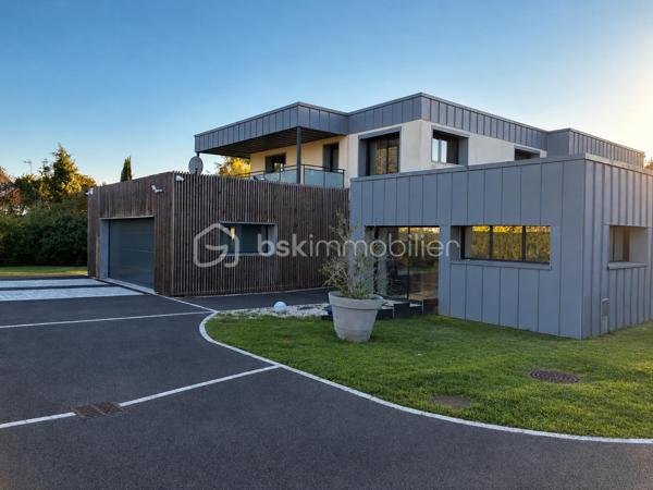 SAINT-AVERTIN — MAISON CONTEMPORAINE D’EXCEPTION DE 335 M²

5 chambres • Salle de sport • Sauna • SPA & Jacuzzi XXL • Terrasses • Garage 44 m² 

**Rare à Saint-Avertin, cette propriété contemporaine de près de 335 m² offre une expérience résidentielle résolument tournée vers le confort, le bien-être et l’élégance.**

Derrière une architecture aux lignes contemporaines se dévoile une maison aux volumes remarquables, pensée pour conjuguer vie familiale, réception et prestations haut de gamme.

Dès l’entrée, les proportions donnent le ton.

UN REZ-DE-CHAUSSEE SPECTACULAIRE

Le cœur de la maison s’articule autour d'une **vaste pièce de vie de plus de 100 m²**, composée d’un **salon de 31 m²** climatisé et d’une généreuse **cuisine/séjour de 70 m²**. Un espace particulièrement adapté aux réceptions comme aux moments de convivialité en famille.

Les espaces techniques : 
- cellier de près de 10 m²
- buanderie de plus de 9 m²

Le rez-de-chaussée accueille également une première chambre de **16,10 m²**, accompagnée de sa salle de bain, ainsi qu’un espace sanitaire indépendant.

L’un des atouts majeurs de cette propriété réside dans son **espace sport & détente**, exceptionnel par ses dimensions.

Une **salle de sport entièrement équipée de plus de 45 m²** s’accompagne d’un **sauna privatif**. Un véritable espace dédié au bien-être, directement intégré à la maison.

À cela s’ajoute le **SPA & jacuzzi XXL**, pour créer chez soi une atmosphère digne d’un établissement haut de gamme.

UN ETAGE CONCU POUR L'INTIMITE 

L’étage révèle une organisation particulièrement élégante autour d’une **mezzanine de 22 m²**, véritable espace de transition pouvant accueillir un coin lecture, un espace détente ou un lieu de travail.

La partie nuit comprend **trois chambres supplémentaires climatisées**, dont une remarquable **suite parentale** composée d’une chambre de plus de 20 m², d’un **dressing de près de 20 m²** et d’une salle de bain privative de plus de 10 m².

Deux autres chambres de près de **16 m²** complètent cet étage, avec une seconde salle de bain.

Un **bureau de 26,50 m²** vient compléter cet ensemble, offrant une véritable pièce dédiée au télétravail, à une activité professionnelle ou à un espace supplémentaire selon les besoins.

DES EXTÉRIEURS PENSÉS COMME UNE EXTENSION DE LA MAISON

La propriété bénéficie de terrasses, dont une première de **21,20 m²** et une seconde de **7,70 m²**, permettant de prolonger les espaces de vie vers l’extérieur.

Les extérieurs paysagers, soigneusement entretenus, offrent un écrin à la hauteur de cette réalisation contemporaine. Des prestations pensées dans les moindres détails...

Points forts : 

-335 m² d’architecture contemporaine.
- 5 chambres dont 3 climatisées 
- Un espace bien-être privé.
- Des volumes de réception remarquables.
- Des prestations haut de gamme.
- Une performance énergétique exemplaire.
- Panneaux photovoltaïques. 

Une propriété rare où l’architecture contemporaine rencontre un art de vivre d’exception. À découvrir en toute confidentialité.