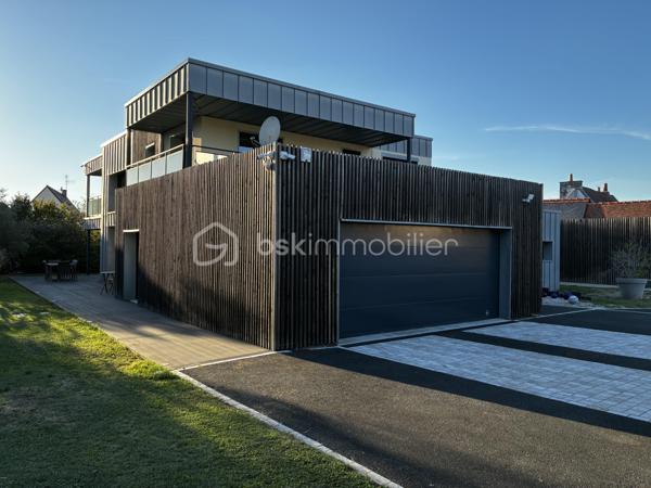 SAINT-AVERTIN — MAISON CONTEMPORAINE D’EXCEPTION DE 335 M²

5 chambres • Salle de sport • Sauna • SPA & Jacuzzi XXL • Terrasses • Garage 44 m² 

**Rare à Saint-Avertin, cette propriété contemporaine de près de 335 m² offre une expérience résidentielle résolument tournée vers le confort, le bien-être et l’élégance.**

Derrière une architecture aux lignes contemporaines se dévoile une maison aux volumes remarquables, pensée pour conjuguer vie familiale, réception et prestations haut de gamme.

Dès l’entrée, les proportions donnent le ton.

UN REZ-DE-CHAUSSEE SPECTACULAIRE

Le cœur de la maison s’articule autour d'une **vaste pièce de vie de plus de 100 m²**, composée d’un **salon de 31 m²** climatisé et d’une généreuse **cuisine/séjour de 70 m²**. Un espace particulièrement adapté aux réceptions comme aux moments de convivialité en famille.

Les espaces techniques : 
- cellier de près de 10 m²
- buanderie de plus de 9 m²

Le rez-de-chaussée accueille également une première chambre de **16,10 m²**, accompagnée de sa salle de bain, ainsi qu’un espace sanitaire indépendant.

L’un des atouts majeurs de cette propriété réside dans son **espace sport & détente**, exceptionnel par ses dimensions.

Une **salle de sport entièrement équipée de plus de 45 m²** s’accompagne d’un **sauna privatif**. Un véritable espace dédié au bien-être, directement intégré à la maison.

À cela s’ajoute le **SPA & jacuzzi XXL**, pour créer chez soi une atmosphère digne d’un établissement haut de gamme.

UN ETAGE CONCU POUR L'INTIMITE 

L’étage révèle une organisation particulièrement élégante autour d’une **mezzanine de 22 m²**, véritable espace de transition pouvant accueillir un coin lecture, un espace détente ou un lieu de travail.

La partie nuit comprend **trois chambres supplémentaires climatisées**, dont une remarquable **suite parentale** composée d’une chambre de plus de 20 m², d’un **dressing de près de 20 m²** et d’une salle de bain privative de plus de 10 m².

Deux autres chambres de près de **16 m²** complètent cet étage, avec une seconde salle de bain.

Un **bureau de 26,50 m²** vient compléter cet ensemble, offrant une véritable pièce dédiée au télétravail, à une activité professionnelle ou à un espace supplémentaire selon les besoins.

DES EXTÉRIEURS PENSÉS COMME UNE EXTENSION DE LA MAISON

La propriété bénéficie de terrasses, dont une première de **21,20 m²** et une seconde de **7,70 m²**, permettant de prolonger les espaces de vie vers l’extérieur.

Les extérieurs paysagers, soigneusement entretenus, offrent un écrin à la hauteur de cette réalisation contemporaine. Des prestations pensées dans les moindres détails...

Points forts : 

-335 m² d’architecture contemporaine.
- 5 chambres dont 3 climatisées 
- Un espace bien-être privé.
- Des volumes de réception remarquables.
- Des prestations haut de gamme.
- Une performance énergétique exemplaire.
- Panneaux photovoltaïques. 

Une propriété rare où l’architecture contemporaine rencontre un art de vivre d’exception. À découvrir en toute confidentialité.