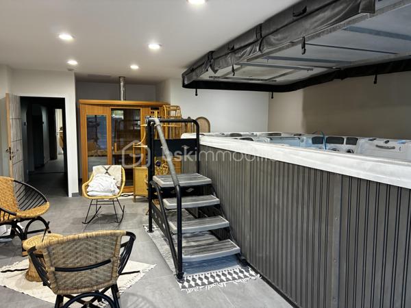 SAINT-AVERTIN — MAISON CONTEMPORAINE D’EXCEPTION DE 335 M²

5 chambres • Salle de sport • Sauna • SPA & Jacuzzi XXL • Terrasses • Garage 44 m² 

**Rare à Saint-Avertin, cette propriété contemporaine de près de 335 m² offre une expérience résidentielle résolument tournée vers le confort, le bien-être et l’élégance.**

Derrière une architecture aux lignes contemporaines se dévoile une maison aux volumes remarquables, pensée pour conjuguer vie familiale, réception et prestations haut de gamme.

Dès l’entrée, les proportions donnent le ton.

UN REZ-DE-CHAUSSEE SPECTACULAIRE

Le cœur de la maison s’articule autour d'une **vaste pièce de vie de plus de 100 m²**, composée d’un **salon de 31 m²** climatisé et d’une généreuse **cuisine/séjour de 70 m²**. Un espace particulièrement adapté aux réceptions comme aux moments de convivialité en famille.

Les espaces techniques : 
- cellier de près de 10 m²
- buanderie de plus de 9 m²

Le rez-de-chaussée accueille également une première chambre de **16,10 m²**, accompagnée de sa salle de bain, ainsi qu’un espace sanitaire indépendant.

L’un des atouts majeurs de cette propriété réside dans son **espace sport & détente**, exceptionnel par ses dimensions.

Une **salle de sport entièrement équipée de plus de 45 m²** s’accompagne d’un **sauna privatif**. Un véritable espace dédié au bien-être, directement intégré à la maison.

À cela s’ajoute le **SPA & jacuzzi XXL**, pour créer chez soi une atmosphère digne d’un établissement haut de gamme.

UN ETAGE CONCU POUR L'INTIMITE 

L’étage révèle une organisation particulièrement élégante autour d’une **mezzanine de 22 m²**, véritable espace de transition pouvant accueillir un coin lecture, un espace détente ou un lieu de travail.

La partie nuit comprend **trois chambres supplémentaires climatisées**, dont une remarquable **suite parentale** composée d’une chambre de plus de 20 m², d’un **dressing de près de 20 m²** et d’une salle de bain privative de plus de 10 m².

Deux autres chambres de près de **16 m²** complètent cet étage, avec une seconde salle de bain.

Un **bureau de 26,50 m²** vient compléter cet ensemble, offrant une véritable pièce dédiée au télétravail, à une activité professionnelle ou à un espace supplémentaire selon les besoins.

DES EXTÉRIEURS PENSÉS COMME UNE EXTENSION DE LA MAISON

La propriété bénéficie de terrasses, dont une première de **21,20 m²** et une seconde de **7,70 m²**, permettant de prolonger les espaces de vie vers l’extérieur.

Les extérieurs paysagers, soigneusement entretenus, offrent un écrin à la hauteur de cette réalisation contemporaine. Des prestations pensées dans les moindres détails...

Points forts : 

-335 m² d’architecture contemporaine.
- 5 chambres dont 3 climatisées 
- Un espace bien-être privé.
- Des volumes de réception remarquables.
- Des prestations haut de gamme.
- Une performance énergétique exemplaire.
- Panneaux photovoltaïques. 

Une propriété rare où l’architecture contemporaine rencontre un art de vivre d’exception. À découvrir en toute confidentialité.