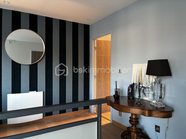 SAINT-AVERTIN — MAISON CONTEMPORAINE D’EXCEPTION DE 335 M²

5 chambres • Salle de sport • Sauna • SPA & Jacuzzi XXL • Terrasses • Garage 44 m² 

**Rare à Saint-Avertin, cette propriété contemporaine de près de 335 m² offre une expérience résidentielle résolument tournée vers le confort, le bien-être et l’élégance.**

Derrière une architecture aux lignes contemporaines se dévoile une maison aux volumes remarquables, pensée pour conjuguer vie familiale, réception et prestations haut de gamme.

Dès l’entrée, les proportions donnent le ton.

UN REZ-DE-CHAUSSEE SPECTACULAIRE

Le cœur de la maison s’articule autour d'une **vaste pièce de vie de plus de 100 m²**, composée d’un **salon de 31 m²** climatisé et d’une généreuse **cuisine/séjour de 70 m²**. Un espace particulièrement adapté aux réceptions comme aux moments de convivialité en famille.

Les espaces techniques : 
- cellier de près de 10 m²
- buanderie de plus de 9 m²

Le rez-de-chaussée accueille également une première chambre de **16,10 m²**, accompagnée de sa salle de bain, ainsi qu’un espace sanitaire indépendant.

L’un des atouts majeurs de cette propriété réside dans son **espace sport & détente**, exceptionnel par ses dimensions.

Une **salle de sport entièrement équipée de plus de 45 m²** s’accompagne d’un **sauna privatif**. Un véritable espace dédié au bien-être, directement intégré à la maison.

À cela s’ajoute le **SPA & jacuzzi XXL**, pour créer chez soi une atmosphère digne d’un établissement haut de gamme.

UN ETAGE CONCU POUR L'INTIMITE 

L’étage révèle une organisation particulièrement élégante autour d’une **mezzanine de 22 m²**, véritable espace de transition pouvant accueillir un coin lecture, un espace détente ou un lieu de travail.

La partie nuit comprend **trois chambres supplémentaires climatisées**, dont une remarquable **suite parentale** composée d’une chambre de plus de 20 m², d’un **dressing de près de 20 m²** et d’une salle de bain privative de plus de 10 m².

Deux autres chambres de près de **16 m²** complètent cet étage, avec une seconde salle de bain.

Un **bureau de 26,50 m²** vient compléter cet ensemble, offrant une véritable pièce dédiée au télétravail, à une activité professionnelle ou à un espace supplémentaire selon les besoins.

DES EXTÉRIEURS PENSÉS COMME UNE EXTENSION DE LA MAISON

La propriété bénéficie de terrasses, dont une première de **21,20 m²** et une seconde de **7,70 m²**, permettant de prolonger les espaces de vie vers l’extérieur.

Les extérieurs paysagers, soigneusement entretenus, offrent un écrin à la hauteur de cette réalisation contemporaine. Des prestations pensées dans les moindres détails...

Points forts : 

-335 m² d’architecture contemporaine.
- 5 chambres dont 3 climatisées 
- Un espace bien-être privé.
- Des volumes de réception remarquables.
- Des prestations haut de gamme.
- Une performance énergétique exemplaire.
- Panneaux photovoltaïques. 

Une propriété rare où l’architecture contemporaine rencontre un art de vivre d’exception. À découvrir en toute confidentialité.