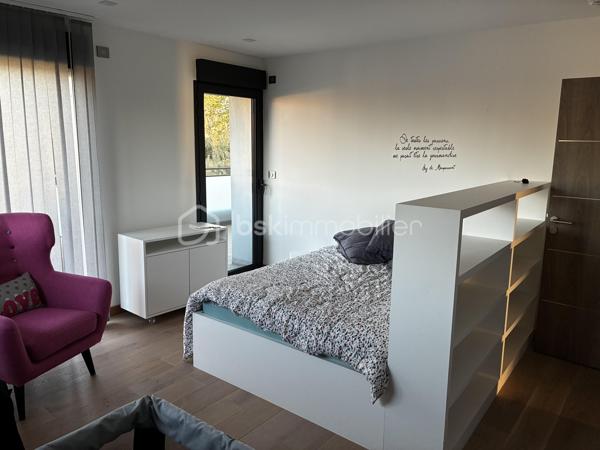SAINT-AVERTIN — MAISON CONTEMPORAINE D’EXCEPTION DE 335 M²

5 chambres • Salle de sport • Sauna • SPA & Jacuzzi XXL • Terrasses • Garage 44 m² 

**Rare à Saint-Avertin, cette propriété contemporaine de près de 335 m² offre une expérience résidentielle résolument tournée vers le confort, le bien-être et l’élégance.**

Derrière une architecture aux lignes contemporaines se dévoile une maison aux volumes remarquables, pensée pour conjuguer vie familiale, réception et prestations haut de gamme.

Dès l’entrée, les proportions donnent le ton.

UN REZ-DE-CHAUSSEE SPECTACULAIRE

Le cœur de la maison s’articule autour d'une **vaste pièce de vie de plus de 100 m²**, composée d’un **salon de 31 m²** climatisé et d’une généreuse **cuisine/séjour de 70 m²**. Un espace particulièrement adapté aux réceptions comme aux moments de convivialité en famille.

Les espaces techniques : 
- cellier de près de 10 m²
- buanderie de plus de 9 m²

Le rez-de-chaussée accueille également une première chambre de **16,10 m²**, accompagnée de sa salle de bain, ainsi qu’un espace sanitaire indépendant.

L’un des atouts majeurs de cette propriété réside dans son **espace sport & détente**, exceptionnel par ses dimensions.

Une **salle de sport entièrement équipée de plus de 45 m²** s’accompagne d’un **sauna privatif**. Un véritable espace dédié au bien-être, directement intégré à la maison.

À cela s’ajoute le **SPA & jacuzzi XXL**, pour créer chez soi une atmosphère digne d’un établissement haut de gamme.

UN ETAGE CONCU POUR L'INTIMITE 

L’étage révèle une organisation particulièrement élégante autour d’une **mezzanine de 22 m²**, véritable espace de transition pouvant accueillir un coin lecture, un espace détente ou un lieu de travail.

La partie nuit comprend **trois chambres supplémentaires climatisées**, dont une remarquable **suite parentale** composée d’une chambre de plus de 20 m², d’un **dressing de près de 20 m²** et d’une salle de bain privative de plus de 10 m².

Deux autres chambres de près de **16 m²** complètent cet étage, avec une seconde salle de bain.

Un **bureau de 26,50 m²** vient compléter cet ensemble, offrant une véritable pièce dédiée au télétravail, à une activité professionnelle ou à un espace supplémentaire selon les besoins.

DES EXTÉRIEURS PENSÉS COMME UNE EXTENSION DE LA MAISON

La propriété bénéficie de terrasses, dont une première de **21,20 m²** et une seconde de **7,70 m²**, permettant de prolonger les espaces de vie vers l’extérieur.

Les extérieurs paysagers, soigneusement entretenus, offrent un écrin à la hauteur de cette réalisation contemporaine. Des prestations pensées dans les moindres détails...

Points forts : 

-335 m² d’architecture contemporaine.
- 5 chambres dont 3 climatisées 
- Un espace bien-être privé.
- Des volumes de réception remarquables.
- Des prestations haut de gamme.
- Une performance énergétique exemplaire.
- Panneaux photovoltaïques. 

Une propriété rare où l’architecture contemporaine rencontre un art de vivre d’exception. À découvrir en toute confidentialité.