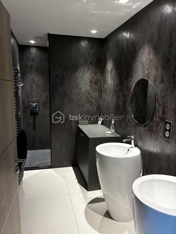 SAINT-AVERTIN — MAISON CONTEMPORAINE D’EXCEPTION DE 335 M²

5 chambres • Salle de sport • Sauna • SPA & Jacuzzi XXL • Terrasses • Garage 44 m² 

**Rare à Saint-Avertin, cette propriété contemporaine de près de 335 m² offre une expérience résidentielle résolument tournée vers le confort, le bien-être et l’élégance.**

Derrière une architecture aux lignes contemporaines se dévoile une maison aux volumes remarquables, pensée pour conjuguer vie familiale, réception et prestations haut de gamme.

Dès l’entrée, les proportions donnent le ton.

UN REZ-DE-CHAUSSEE SPECTACULAIRE

Le cœur de la maison s’articule autour d'une **vaste pièce de vie de plus de 100 m²**, composée d’un **salon de 31 m²** climatisé et d’une généreuse **cuisine/séjour de 70 m²**. Un espace particulièrement adapté aux réceptions comme aux moments de convivialité en famille.

Les espaces techniques : 
- cellier de près de 10 m²
- buanderie de plus de 9 m²

Le rez-de-chaussée accueille également une première chambre de **16,10 m²**, accompagnée de sa salle de bain, ainsi qu’un espace sanitaire indépendant.

L’un des atouts majeurs de cette propriété réside dans son **espace sport & détente**, exceptionnel par ses dimensions.

Une **salle de sport entièrement équipée de plus de 45 m²** s’accompagne d’un **sauna privatif**. Un véritable espace dédié au bien-être, directement intégré à la maison.

À cela s’ajoute le **SPA & jacuzzi XXL**, pour créer chez soi une atmosphère digne d’un établissement haut de gamme.

UN ETAGE CONCU POUR L'INTIMITE 

L’étage révèle une organisation particulièrement élégante autour d’une **mezzanine de 22 m²**, véritable espace de transition pouvant accueillir un coin lecture, un espace détente ou un lieu de travail.

La partie nuit comprend **trois chambres supplémentaires climatisées**, dont une remarquable **suite parentale** composée d’une chambre de plus de 20 m², d’un **dressing de près de 20 m²** et d’une salle de bain privative de plus de 10 m².

Deux autres chambres de près de **16 m²** complètent cet étage, avec une seconde salle de bain.

Un **bureau de 26,50 m²** vient compléter cet ensemble, offrant une véritable pièce dédiée au télétravail, à une activité professionnelle ou à un espace supplémentaire selon les besoins.

DES EXTÉRIEURS PENSÉS COMME UNE EXTENSION DE LA MAISON

La propriété bénéficie de terrasses, dont une première de **21,20 m²** et une seconde de **7,70 m²**, permettant de prolonger les espaces de vie vers l’extérieur.

Les extérieurs paysagers, soigneusement entretenus, offrent un écrin à la hauteur de cette réalisation contemporaine. Des prestations pensées dans les moindres détails...

Points forts : 

-335 m² d’architecture contemporaine.
- 5 chambres dont 3 climatisées 
- Un espace bien-être privé.
- Des volumes de réception remarquables.
- Des prestations haut de gamme.
- Une performance énergétique exemplaire.
- Panneaux photovoltaïques. 

Une propriété rare où l’architecture contemporaine rencontre un art de vivre d’exception. À découvrir en toute confidentialité.