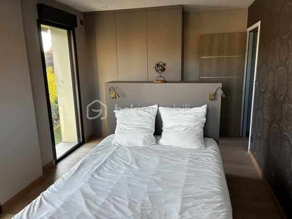 SAINT-AVERTIN — MAISON CONTEMPORAINE D’EXCEPTION DE 335 M²

5 chambres • Salle de sport • Sauna • SPA & Jacuzzi XXL • Terrasses • Garage 44 m² 

**Rare à Saint-Avertin, cette propriété contemporaine de près de 335 m² offre une expérience résidentielle résolument tournée vers le confort, le bien-être et l’élégance.**

Derrière une architecture aux lignes contemporaines se dévoile une maison aux volumes remarquables, pensée pour conjuguer vie familiale, réception et prestations haut de gamme.

Dès l’entrée, les proportions donnent le ton.

UN REZ-DE-CHAUSSEE SPECTACULAIRE

Le cœur de la maison s’articule autour d'une **vaste pièce de vie de plus de 100 m²**, composée d’un **salon de 31 m²** climatisé et d’une généreuse **cuisine/séjour de 70 m²**. Un espace particulièrement adapté aux réceptions comme aux moments de convivialité en famille.

Les espaces techniques : 
- cellier de près de 10 m²
- buanderie de plus de 9 m²

Le rez-de-chaussée accueille également une première chambre de **16,10 m²**, accompagnée de sa salle de bain, ainsi qu’un espace sanitaire indépendant.

L’un des atouts majeurs de cette propriété réside dans son **espace sport & détente**, exceptionnel par ses dimensions.

Une **salle de sport entièrement équipée de plus de 45 m²** s’accompagne d’un **sauna privatif**. Un véritable espace dédié au bien-être, directement intégré à la maison.

À cela s’ajoute le **SPA & jacuzzi XXL**, pour créer chez soi une atmosphère digne d’un établissement haut de gamme.

UN ETAGE CONCU POUR L'INTIMITE 

L’étage révèle une organisation particulièrement élégante autour d’une **mezzanine de 22 m²**, véritable espace de transition pouvant accueillir un coin lecture, un espace détente ou un lieu de travail.

La partie nuit comprend **trois chambres supplémentaires climatisées**, dont une remarquable **suite parentale** composée d’une chambre de plus de 20 m², d’un **dressing de près de 20 m²** et d’une salle de bain privative de plus de 10 m².

Deux autres chambres de près de **16 m²** complètent cet étage, avec une seconde salle de bain.

Un **bureau de 26,50 m²** vient compléter cet ensemble, offrant une véritable pièce dédiée au télétravail, à une activité professionnelle ou à un espace supplémentaire selon les besoins.

DES EXTÉRIEURS PENSÉS COMME UNE EXTENSION DE LA MAISON

La propriété bénéficie de terrasses, dont une première de **21,20 m²** et une seconde de **7,70 m²**, permettant de prolonger les espaces de vie vers l’extérieur.

Les extérieurs paysagers, soigneusement entretenus, offrent un écrin à la hauteur de cette réalisation contemporaine. Des prestations pensées dans les moindres détails...

Points forts : 

-335 m² d’architecture contemporaine.
- 5 chambres dont 3 climatisées 
- Un espace bien-être privé.
- Des volumes de réception remarquables.
- Des prestations haut de gamme.
- Une performance énergétique exemplaire.
- Panneaux photovoltaïques. 

Une propriété rare où l’architecture contemporaine rencontre un art de vivre d’exception. À découvrir en toute confidentialité.