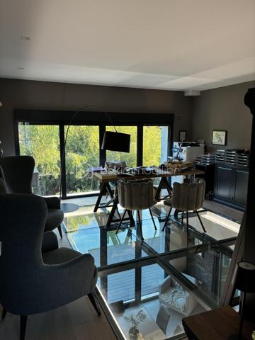 SAINT-AVERTIN — MAISON CONTEMPORAINE D’EXCEPTION DE 335 M²

5 chambres • Salle de sport • Sauna • SPA & Jacuzzi XXL • Terrasses • Garage 44 m² 

**Rare à Saint-Avertin, cette propriété contemporaine de près de 335 m² offre une expérience résidentielle résolument tournée vers le confort, le bien-être et l’élégance.**

Derrière une architecture aux lignes contemporaines se dévoile une maison aux volumes remarquables, pensée pour conjuguer vie familiale, réception et prestations haut de gamme.

Dès l’entrée, les proportions donnent le ton.

UN REZ-DE-CHAUSSEE SPECTACULAIRE

Le cœur de la maison s’articule autour d'une **vaste pièce de vie de plus de 100 m²**, composée d’un **salon de 31 m²** climatisé et d’une généreuse **cuisine/séjour de 70 m²**. Un espace particulièrement adapté aux réceptions comme aux moments de convivialité en famille.

Les espaces techniques : 
- cellier de près de 10 m²
- buanderie de plus de 9 m²

Le rez-de-chaussée accueille également une première chambre de **16,10 m²**, accompagnée de sa salle de bain, ainsi qu’un espace sanitaire indépendant.

L’un des atouts majeurs de cette propriété réside dans son **espace sport & détente**, exceptionnel par ses dimensions.

Une **salle de sport entièrement équipée de plus de 45 m²** s’accompagne d’un **sauna privatif**. Un véritable espace dédié au bien-être, directement intégré à la maison.

À cela s’ajoute le **SPA & jacuzzi XXL**, pour créer chez soi une atmosphère digne d’un établissement haut de gamme.

UN ETAGE CONCU POUR L'INTIMITE 

L’étage révèle une organisation particulièrement élégante autour d’une **mezzanine de 22 m²**, véritable espace de transition pouvant accueillir un coin lecture, un espace détente ou un lieu de travail.

La partie nuit comprend **trois chambres supplémentaires climatisées**, dont une remarquable **suite parentale** composée d’une chambre de plus de 20 m², d’un **dressing de près de 20 m²** et d’une salle de bain privative de plus de 10 m².

Deux autres chambres de près de **16 m²** complètent cet étage, avec une seconde salle de bain.

Un **bureau de 26,50 m²** vient compléter cet ensemble, offrant une véritable pièce dédiée au télétravail, à une activité professionnelle ou à un espace supplémentaire selon les besoins.

DES EXTÉRIEURS PENSÉS COMME UNE EXTENSION DE LA MAISON

La propriété bénéficie de terrasses, dont une première de **21,20 m²** et une seconde de **7,70 m²**, permettant de prolonger les espaces de vie vers l’extérieur.

Les extérieurs paysagers, soigneusement entretenus, offrent un écrin à la hauteur de cette réalisation contemporaine. Des prestations pensées dans les moindres détails...

Points forts : 

-335 m² d’architecture contemporaine.
- 5 chambres dont 3 climatisées 
- Un espace bien-être privé.
- Des volumes de réception remarquables.
- Des prestations haut de gamme.
- Une performance énergétique exemplaire.
- Panneaux photovoltaïques. 

Une propriété rare où l’architecture contemporaine rencontre un art de vivre d’exception. À découvrir en toute confidentialité.