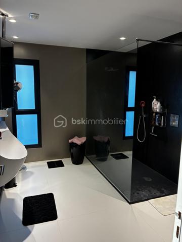 SAINT-AVERTIN — MAISON CONTEMPORAINE D’EXCEPTION DE 335 M²

5 chambres • Salle de sport • Sauna • SPA & Jacuzzi XXL • Terrasses • Garage 44 m² 

**Rare à Saint-Avertin, cette propriété contemporaine de près de 335 m² offre une expérience résidentielle résolument tournée vers le confort, le bien-être et l’élégance.**

Derrière une architecture aux lignes contemporaines se dévoile une maison aux volumes remarquables, pensée pour conjuguer vie familiale, réception et prestations haut de gamme.

Dès l’entrée, les proportions donnent le ton.

UN REZ-DE-CHAUSSEE SPECTACULAIRE

Le cœur de la maison s’articule autour d'une **vaste pièce de vie de plus de 100 m²**, composée d’un **salon de 31 m²** climatisé et d’une généreuse **cuisine/séjour de 70 m²**. Un espace particulièrement adapté aux réceptions comme aux moments de convivialité en famille.

Les espaces techniques : 
- cellier de près de 10 m²
- buanderie de plus de 9 m²

Le rez-de-chaussée accueille également une première chambre de **16,10 m²**, accompagnée de sa salle de bain, ainsi qu’un espace sanitaire indépendant.

L’un des atouts majeurs de cette propriété réside dans son **espace sport & détente**, exceptionnel par ses dimensions.

Une **salle de sport entièrement équipée de plus de 45 m²** s’accompagne d’un **sauna privatif**. Un véritable espace dédié au bien-être, directement intégré à la maison.

À cela s’ajoute le **SPA & jacuzzi XXL**, pour créer chez soi une atmosphère digne d’un établissement haut de gamme.

UN ETAGE CONCU POUR L'INTIMITE 

L’étage révèle une organisation particulièrement élégante autour d’une **mezzanine de 22 m²**, véritable espace de transition pouvant accueillir un coin lecture, un espace détente ou un lieu de travail.

La partie nuit comprend **trois chambres supplémentaires climatisées**, dont une remarquable **suite parentale** composée d’une chambre de plus de 20 m², d’un **dressing de près de 20 m²** et d’une salle de bain privative de plus de 10 m².

Deux autres chambres de près de **16 m²** complètent cet étage, avec une seconde salle de bain.

Un **bureau de 26,50 m²** vient compléter cet ensemble, offrant une véritable pièce dédiée au télétravail, à une activité professionnelle ou à un espace supplémentaire selon les besoins.

DES EXTÉRIEURS PENSÉS COMME UNE EXTENSION DE LA MAISON

La propriété bénéficie de terrasses, dont une première de **21,20 m²** et une seconde de **7,70 m²**, permettant de prolonger les espaces de vie vers l’extérieur.

Les extérieurs paysagers, soigneusement entretenus, offrent un écrin à la hauteur de cette réalisation contemporaine. Des prestations pensées dans les moindres détails...

Points forts : 

-335 m² d’architecture contemporaine.
- 5 chambres dont 3 climatisées 
- Un espace bien-être privé.
- Des volumes de réception remarquables.
- Des prestations haut de gamme.
- Une performance énergétique exemplaire.
- Panneaux photovoltaïques. 

Une propriété rare où l’architecture contemporaine rencontre un art de vivre d’exception. À découvrir en toute confidentialité.