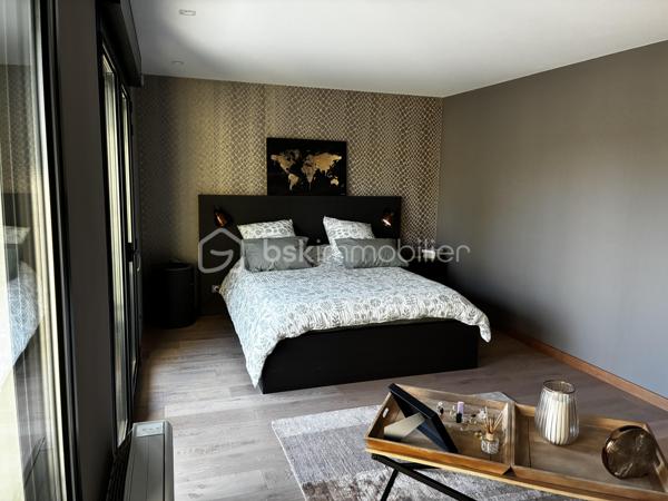 SAINT-AVERTIN — MAISON CONTEMPORAINE D’EXCEPTION DE 335 M²

5 chambres • Salle de sport • Sauna • SPA & Jacuzzi XXL • Terrasses • Garage 44 m² 

**Rare à Saint-Avertin, cette propriété contemporaine de près de 335 m² offre une expérience résidentielle résolument tournée vers le confort, le bien-être et l’élégance.**

Derrière une architecture aux lignes contemporaines se dévoile une maison aux volumes remarquables, pensée pour conjuguer vie familiale, réception et prestations haut de gamme.

Dès l’entrée, les proportions donnent le ton.

UN REZ-DE-CHAUSSEE SPECTACULAIRE

Le cœur de la maison s’articule autour d'une **vaste pièce de vie de plus de 100 m²**, composée d’un **salon de 31 m²** climatisé et d’une généreuse **cuisine/séjour de 70 m²**. Un espace particulièrement adapté aux réceptions comme aux moments de convivialité en famille.

Les espaces techniques : 
- cellier de près de 10 m²
- buanderie de plus de 9 m²

Le rez-de-chaussée accueille également une première chambre de **16,10 m²**, accompagnée de sa salle de bain, ainsi qu’un espace sanitaire indépendant.

L’un des atouts majeurs de cette propriété réside dans son **espace sport & détente**, exceptionnel par ses dimensions.

Une **salle de sport entièrement équipée de plus de 45 m²** s’accompagne d’un **sauna privatif**. Un véritable espace dédié au bien-être, directement intégré à la maison.

À cela s’ajoute le **SPA & jacuzzi XXL**, pour créer chez soi une atmosphère digne d’un établissement haut de gamme.

UN ETAGE CONCU POUR L'INTIMITE 

L’étage révèle une organisation particulièrement élégante autour d’une **mezzanine de 22 m²**, véritable espace de transition pouvant accueillir un coin lecture, un espace détente ou un lieu de travail.

La partie nuit comprend **trois chambres supplémentaires climatisées**, dont une remarquable **suite parentale** composée d’une chambre de plus de 20 m², d’un **dressing de près de 20 m²** et d’une salle de bain privative de plus de 10 m².

Deux autres chambres de près de **16 m²** complètent cet étage, avec une seconde salle de bain.

Un **bureau de 26,50 m²** vient compléter cet ensemble, offrant une véritable pièce dédiée au télétravail, à une activité professionnelle ou à un espace supplémentaire selon les besoins.

DES EXTÉRIEURS PENSÉS COMME UNE EXTENSION DE LA MAISON

La propriété bénéficie de terrasses, dont une première de **21,20 m²** et une seconde de **7,70 m²**, permettant de prolonger les espaces de vie vers l’extérieur.

Les extérieurs paysagers, soigneusement entretenus, offrent un écrin à la hauteur de cette réalisation contemporaine. Des prestations pensées dans les moindres détails...

Points forts : 

-335 m² d’architecture contemporaine.
- 5 chambres dont 3 climatisées 
- Un espace bien-être privé.
- Des volumes de réception remarquables.
- Des prestations haut de gamme.
- Une performance énergétique exemplaire.
- Panneaux photovoltaïques. 

Une propriété rare où l’architecture contemporaine rencontre un art de vivre d’exception. À découvrir en toute confidentialité.