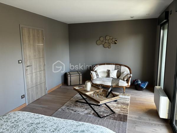 SAINT-AVERTIN — MAISON CONTEMPORAINE D’EXCEPTION DE 335 M²

5 chambres • Salle de sport • Sauna • SPA & Jacuzzi XXL • Terrasses • Garage 44 m² 

**Rare à Saint-Avertin, cette propriété contemporaine de près de 335 m² offre une expérience résidentielle résolument tournée vers le confort, le bien-être et l’élégance.**

Derrière une architecture aux lignes contemporaines se dévoile une maison aux volumes remarquables, pensée pour conjuguer vie familiale, réception et prestations haut de gamme.

Dès l’entrée, les proportions donnent le ton.

UN REZ-DE-CHAUSSEE SPECTACULAIRE

Le cœur de la maison s’articule autour d'une **vaste pièce de vie de plus de 100 m²**, composée d’un **salon de 31 m²** climatisé et d’une généreuse **cuisine/séjour de 70 m²**. Un espace particulièrement adapté aux réceptions comme aux moments de convivialité en famille.

Les espaces techniques : 
- cellier de près de 10 m²
- buanderie de plus de 9 m²

Le rez-de-chaussée accueille également une première chambre de **16,10 m²**, accompagnée de sa salle de bain, ainsi qu’un espace sanitaire indépendant.

L’un des atouts majeurs de cette propriété réside dans son **espace sport & détente**, exceptionnel par ses dimensions.

Une **salle de sport entièrement équipée de plus de 45 m²** s’accompagne d’un **sauna privatif**. Un véritable espace dédié au bien-être, directement intégré à la maison.

À cela s’ajoute le **SPA & jacuzzi XXL**, pour créer chez soi une atmosphère digne d’un établissement haut de gamme.

UN ETAGE CONCU POUR L'INTIMITE 

L’étage révèle une organisation particulièrement élégante autour d’une **mezzanine de 22 m²**, véritable espace de transition pouvant accueillir un coin lecture, un espace détente ou un lieu de travail.

La partie nuit comprend **trois chambres supplémentaires climatisées**, dont une remarquable **suite parentale** composée d’une chambre de plus de 20 m², d’un **dressing de près de 20 m²** et d’une salle de bain privative de plus de 10 m².

Deux autres chambres de près de **16 m²** complètent cet étage, avec une seconde salle de bain.

Un **bureau de 26,50 m²** vient compléter cet ensemble, offrant une véritable pièce dédiée au télétravail, à une activité professionnelle ou à un espace supplémentaire selon les besoins.

DES EXTÉRIEURS PENSÉS COMME UNE EXTENSION DE LA MAISON

La propriété bénéficie de terrasses, dont une première de **21,20 m²** et une seconde de **7,70 m²**, permettant de prolonger les espaces de vie vers l’extérieur.

Les extérieurs paysagers, soigneusement entretenus, offrent un écrin à la hauteur de cette réalisation contemporaine. Des prestations pensées dans les moindres détails...

Points forts : 

-335 m² d’architecture contemporaine.
- 5 chambres dont 3 climatisées 
- Un espace bien-être privé.
- Des volumes de réception remarquables.
- Des prestations haut de gamme.
- Une performance énergétique exemplaire.
- Panneaux photovoltaïques. 

Une propriété rare où l’architecture contemporaine rencontre un art de vivre d’exception. À découvrir en toute confidentialité.