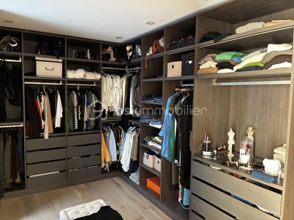 SAINT-AVERTIN — MAISON CONTEMPORAINE D’EXCEPTION DE 335 M²

5 chambres • Salle de sport • Sauna • SPA & Jacuzzi XXL • Terrasses • Garage 44 m² 

**Rare à Saint-Avertin, cette propriété contemporaine de près de 335 m² offre une expérience résidentielle résolument tournée vers le confort, le bien-être et l’élégance.**

Derrière une architecture aux lignes contemporaines se dévoile une maison aux volumes remarquables, pensée pour conjuguer vie familiale, réception et prestations haut de gamme.

Dès l’entrée, les proportions donnent le ton.

UN REZ-DE-CHAUSSEE SPECTACULAIRE

Le cœur de la maison s’articule autour d'une **vaste pièce de vie de plus de 100 m²**, composée d’un **salon de 31 m²** climatisé et d’une généreuse **cuisine/séjour de 70 m²**. Un espace particulièrement adapté aux réceptions comme aux moments de convivialité en famille.

Les espaces techniques : 
- cellier de près de 10 m²
- buanderie de plus de 9 m²

Le rez-de-chaussée accueille également une première chambre de **16,10 m²**, accompagnée de sa salle de bain, ainsi qu’un espace sanitaire indépendant.

L’un des atouts majeurs de cette propriété réside dans son **espace sport & détente**, exceptionnel par ses dimensions.

Une **salle de sport entièrement équipée de plus de 45 m²** s’accompagne d’un **sauna privatif**. Un véritable espace dédié au bien-être, directement intégré à la maison.

À cela s’ajoute le **SPA & jacuzzi XXL**, pour créer chez soi une atmosphère digne d’un établissement haut de gamme.

UN ETAGE CONCU POUR L'INTIMITE 

L’étage révèle une organisation particulièrement élégante autour d’une **mezzanine de 22 m²**, véritable espace de transition pouvant accueillir un coin lecture, un espace détente ou un lieu de travail.

La partie nuit comprend **trois chambres supplémentaires climatisées**, dont une remarquable **suite parentale** composée d’une chambre de plus de 20 m², d’un **dressing de près de 20 m²** et d’une salle de bain privative de plus de 10 m².

Deux autres chambres de près de **16 m²** complètent cet étage, avec une seconde salle de bain.

Un **bureau de 26,50 m²** vient compléter cet ensemble, offrant une véritable pièce dédiée au télétravail, à une activité professionnelle ou à un espace supplémentaire selon les besoins.

DES EXTÉRIEURS PENSÉS COMME UNE EXTENSION DE LA MAISON

La propriété bénéficie de terrasses, dont une première de **21,20 m²** et une seconde de **7,70 m²**, permettant de prolonger les espaces de vie vers l’extérieur.

Les extérieurs paysagers, soigneusement entretenus, offrent un écrin à la hauteur de cette réalisation contemporaine. Des prestations pensées dans les moindres détails...

Points forts : 

-335 m² d’architecture contemporaine.
- 5 chambres dont 3 climatisées 
- Un espace bien-être privé.
- Des volumes de réception remarquables.
- Des prestations haut de gamme.
- Une performance énergétique exemplaire.
- Panneaux photovoltaïques. 

Une propriété rare où l’architecture contemporaine rencontre un art de vivre d’exception. À découvrir en toute confidentialité.