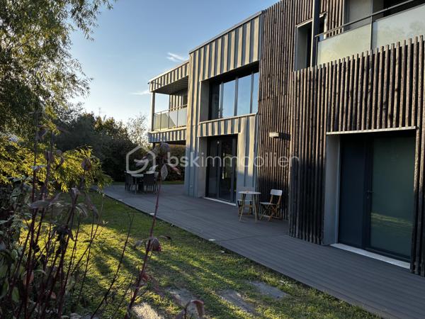 SAINT-AVERTIN — MAISON CONTEMPORAINE D’EXCEPTION DE 335 M²

5 chambres • Salle de sport • Sauna • SPA & Jacuzzi XXL • Terrasses • Garage 44 m² 

**Rare à Saint-Avertin, cette propriété contemporaine de près de 335 m² offre une expérience résidentielle résolument tournée vers le confort, le bien-être et l’élégance.**

Derrière une architecture aux lignes contemporaines se dévoile une maison aux volumes remarquables, pensée pour conjuguer vie familiale, réception et prestations haut de gamme.

Dès l’entrée, les proportions donnent le ton.

UN REZ-DE-CHAUSSEE SPECTACULAIRE

Le cœur de la maison s’articule autour d'une **vaste pièce de vie de plus de 100 m²**, composée d’un **salon de 31 m²** climatisé et d’une généreuse **cuisine/séjour de 70 m²**. Un espace particulièrement adapté aux réceptions comme aux moments de convivialité en famille.

Les espaces techniques : 
- cellier de près de 10 m²
- buanderie de plus de 9 m²

Le rez-de-chaussée accueille également une première chambre de **16,10 m²**, accompagnée de sa salle de bain, ainsi qu’un espace sanitaire indépendant.

L’un des atouts majeurs de cette propriété réside dans son **espace sport & détente**, exceptionnel par ses dimensions.

Une **salle de sport entièrement équipée de plus de 45 m²** s’accompagne d’un **sauna privatif**. Un véritable espace dédié au bien-être, directement intégré à la maison.

À cela s’ajoute le **SPA & jacuzzi XXL**, pour créer chez soi une atmosphère digne d’un établissement haut de gamme.

UN ETAGE CONCU POUR L'INTIMITE 

L’étage révèle une organisation particulièrement élégante autour d’une **mezzanine de 22 m²**, véritable espace de transition pouvant accueillir un coin lecture, un espace détente ou un lieu de travail.

La partie nuit comprend **trois chambres supplémentaires climatisées**, dont une remarquable **suite parentale** composée d’une chambre de plus de 20 m², d’un **dressing de près de 20 m²** et d’une salle de bain privative de plus de 10 m².

Deux autres chambres de près de **16 m²** complètent cet étage, avec une seconde salle de bain.

Un **bureau de 26,50 m²** vient compléter cet ensemble, offrant une véritable pièce dédiée au télétravail, à une activité professionnelle ou à un espace supplémentaire selon les besoins.

DES EXTÉRIEURS PENSÉS COMME UNE EXTENSION DE LA MAISON

La propriété bénéficie de terrasses, dont une première de **21,20 m²** et une seconde de **7,70 m²**, permettant de prolonger les espaces de vie vers l’extérieur.

Les extérieurs paysagers, soigneusement entretenus, offrent un écrin à la hauteur de cette réalisation contemporaine. Des prestations pensées dans les moindres détails...

Points forts : 

-335 m² d’architecture contemporaine.
- 5 chambres dont 3 climatisées 
- Un espace bien-être privé.
- Des volumes de réception remarquables.
- Des prestations haut de gamme.
- Une performance énergétique exemplaire.
- Panneaux photovoltaïques. 

Une propriété rare où l’architecture contemporaine rencontre un art de vivre d’exception. À découvrir en toute confidentialité.