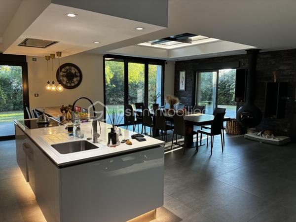 SAINT-AVERTIN — MAISON CONTEMPORAINE D’EXCEPTION DE 335 M²

5 chambres • Salle de sport • Sauna • SPA & Jacuzzi XXL • Terrasses • Garage 44 m² 

**Rare à Saint-Avertin, cette propriété contemporaine de près de 335 m² offre une expérience résidentielle résolument tournée vers le confort, le bien-être et l’élégance.**

Derrière une architecture aux lignes contemporaines se dévoile une maison aux volumes remarquables, pensée pour conjuguer vie familiale, réception et prestations haut de gamme.

Dès l’entrée, les proportions donnent le ton.

UN REZ-DE-CHAUSSEE SPECTACULAIRE

Le cœur de la maison s’articule autour d'une **vaste pièce de vie de plus de 100 m²**, composée d’un **salon de 31 m²** climatisé et d’une généreuse **cuisine/séjour de 70 m²**. Un espace particulièrement adapté aux réceptions comme aux moments de convivialité en famille.

Les espaces techniques : 
- cellier de près de 10 m²
- buanderie de plus de 9 m²

Le rez-de-chaussée accueille également une première chambre de **16,10 m²**, accompagnée de sa salle de bain, ainsi qu’un espace sanitaire indépendant.

L’un des atouts majeurs de cette propriété réside dans son **espace sport & détente**, exceptionnel par ses dimensions.

Une **salle de sport entièrement équipée de plus de 45 m²** s’accompagne d’un **sauna privatif**. Un véritable espace dédié au bien-être, directement intégré à la maison.

À cela s’ajoute le **SPA & jacuzzi XXL**, pour créer chez soi une atmosphère digne d’un établissement haut de gamme.

UN ETAGE CONCU POUR L'INTIMITE 

L’étage révèle une organisation particulièrement élégante autour d’une **mezzanine de 22 m²**, véritable espace de transition pouvant accueillir un coin lecture, un espace détente ou un lieu de travail.

La partie nuit comprend **trois chambres supplémentaires climatisées**, dont une remarquable **suite parentale** composée d’une chambre de plus de 20 m², d’un **dressing de près de 20 m²** et d’une salle de bain privative de plus de 10 m².

Deux autres chambres de près de **16 m²** complètent cet étage, avec une seconde salle de bain.

Un **bureau de 26,50 m²** vient compléter cet ensemble, offrant une véritable pièce dédiée au télétravail, à une activité professionnelle ou à un espace supplémentaire selon les besoins.

DES EXTÉRIEURS PENSÉS COMME UNE EXTENSION DE LA MAISON

La propriété bénéficie de terrasses, dont une première de **21,20 m²** et une seconde de **7,70 m²**, permettant de prolonger les espaces de vie vers l’extérieur.

Les extérieurs paysagers, soigneusement entretenus, offrent un écrin à la hauteur de cette réalisation contemporaine. Des prestations pensées dans les moindres détails...

Points forts : 

-335 m² d’architecture contemporaine.
- 5 chambres dont 3 climatisées 
- Un espace bien-être privé.
- Des volumes de réception remarquables.
- Des prestations haut de gamme.
- Une performance énergétique exemplaire.
- Panneaux photovoltaïques. 

Une propriété rare où l’architecture contemporaine rencontre un art de vivre d’exception. À découvrir en toute confidentialité.