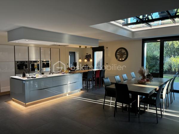 SAINT-AVERTIN — MAISON CONTEMPORAINE D’EXCEPTION DE 335 M²

5 chambres • Salle de sport • Sauna • SPA & Jacuzzi XXL • Terrasses • Garage 44 m² 

**Rare à Saint-Avertin, cette propriété contemporaine de près de 335 m² offre une expérience résidentielle résolument tournée vers le confort, le bien-être et l’élégance.**

Derrière une architecture aux lignes contemporaines se dévoile une maison aux volumes remarquables, pensée pour conjuguer vie familiale, réception et prestations haut de gamme.

Dès l’entrée, les proportions donnent le ton.

UN REZ-DE-CHAUSSEE SPECTACULAIRE

Le cœur de la maison s’articule autour d'une **vaste pièce de vie de plus de 100 m²**, composée d’un **salon de 31 m²** climatisé et d’une généreuse **cuisine/séjour de 70 m²**. Un espace particulièrement adapté aux réceptions comme aux moments de convivialité en famille.

Les espaces techniques : 
- cellier de près de 10 m²
- buanderie de plus de 9 m²

Le rez-de-chaussée accueille également une première chambre de **16,10 m²**, accompagnée de sa salle de bain, ainsi qu’un espace sanitaire indépendant.

L’un des atouts majeurs de cette propriété réside dans son **espace sport & détente**, exceptionnel par ses dimensions.

Une **salle de sport entièrement équipée de plus de 45 m²** s’accompagne d’un **sauna privatif**. Un véritable espace dédié au bien-être, directement intégré à la maison.

À cela s’ajoute le **SPA & jacuzzi XXL**, pour créer chez soi une atmosphère digne d’un établissement haut de gamme.

UN ETAGE CONCU POUR L'INTIMITE 

L’étage révèle une organisation particulièrement élégante autour d’une **mezzanine de 22 m²**, véritable espace de transition pouvant accueillir un coin lecture, un espace détente ou un lieu de travail.

La partie nuit comprend **trois chambres supplémentaires climatisées**, dont une remarquable **suite parentale** composée d’une chambre de plus de 20 m², d’un **dressing de près de 20 m²** et d’une salle de bain privative de plus de 10 m².

Deux autres chambres de près de **16 m²** complètent cet étage, avec une seconde salle de bain.

Un **bureau de 26,50 m²** vient compléter cet ensemble, offrant une véritable pièce dédiée au télétravail, à une activité professionnelle ou à un espace supplémentaire selon les besoins.

DES EXTÉRIEURS PENSÉS COMME UNE EXTENSION DE LA MAISON

La propriété bénéficie de terrasses, dont une première de **21,20 m²** et une seconde de **7,70 m²**, permettant de prolonger les espaces de vie vers l’extérieur.

Les extérieurs paysagers, soigneusement entretenus, offrent un écrin à la hauteur de cette réalisation contemporaine. Des prestations pensées dans les moindres détails...

Points forts : 

-335 m² d’architecture contemporaine.
- 5 chambres dont 3 climatisées 
- Un espace bien-être privé.
- Des volumes de réception remarquables.
- Des prestations haut de gamme.
- Une performance énergétique exemplaire.
- Panneaux photovoltaïques. 

Une propriété rare où l’architecture contemporaine rencontre un art de vivre d’exception. À découvrir en toute confidentialité.