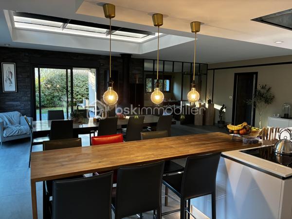 SAINT-AVERTIN — MAISON CONTEMPORAINE D’EXCEPTION DE 335 M²

5 chambres • Salle de sport • Sauna • SPA & Jacuzzi XXL • Terrasses • Garage 44 m² 

**Rare à Saint-Avertin, cette propriété contemporaine de près de 335 m² offre une expérience résidentielle résolument tournée vers le confort, le bien-être et l’élégance.**

Derrière une architecture aux lignes contemporaines se dévoile une maison aux volumes remarquables, pensée pour conjuguer vie familiale, réception et prestations haut de gamme.

Dès l’entrée, les proportions donnent le ton.

UN REZ-DE-CHAUSSEE SPECTACULAIRE

Le cœur de la maison s’articule autour d'une **vaste pièce de vie de plus de 100 m²**, composée d’un **salon de 31 m²** climatisé et d’une généreuse **cuisine/séjour de 70 m²**. Un espace particulièrement adapté aux réceptions comme aux moments de convivialité en famille.

Les espaces techniques : 
- cellier de près de 10 m²
- buanderie de plus de 9 m²

Le rez-de-chaussée accueille également une première chambre de **16,10 m²**, accompagnée de sa salle de bain, ainsi qu’un espace sanitaire indépendant.

L’un des atouts majeurs de cette propriété réside dans son **espace sport & détente**, exceptionnel par ses dimensions.

Une **salle de sport entièrement équipée de plus de 45 m²** s’accompagne d’un **sauna privatif**. Un véritable espace dédié au bien-être, directement intégré à la maison.

À cela s’ajoute le **SPA & jacuzzi XXL**, pour créer chez soi une atmosphère digne d’un établissement haut de gamme.

UN ETAGE CONCU POUR L'INTIMITE 

L’étage révèle une organisation particulièrement élégante autour d’une **mezzanine de 22 m²**, véritable espace de transition pouvant accueillir un coin lecture, un espace détente ou un lieu de travail.

La partie nuit comprend **trois chambres supplémentaires climatisées**, dont une remarquable **suite parentale** composée d’une chambre de plus de 20 m², d’un **dressing de près de 20 m²** et d’une salle de bain privative de plus de 10 m².

Deux autres chambres de près de **16 m²** complètent cet étage, avec une seconde salle de bain.

Un **bureau de 26,50 m²** vient compléter cet ensemble, offrant une véritable pièce dédiée au télétravail, à une activité professionnelle ou à un espace supplémentaire selon les besoins.

DES EXTÉRIEURS PENSÉS COMME UNE EXTENSION DE LA MAISON

La propriété bénéficie de terrasses, dont une première de **21,20 m²** et une seconde de **7,70 m²**, permettant de prolonger les espaces de vie vers l’extérieur.

Les extérieurs paysagers, soigneusement entretenus, offrent un écrin à la hauteur de cette réalisation contemporaine. Des prestations pensées dans les moindres détails...

Points forts : 

-335 m² d’architecture contemporaine.
- 5 chambres dont 3 climatisées 
- Un espace bien-être privé.
- Des volumes de réception remarquables.
- Des prestations haut de gamme.
- Une performance énergétique exemplaire.
- Panneaux photovoltaïques. 

Une propriété rare où l’architecture contemporaine rencontre un art de vivre d’exception. À découvrir en toute confidentialité.