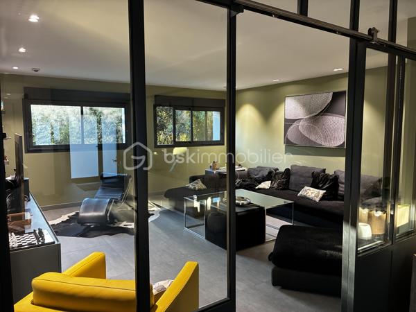 SAINT-AVERTIN — MAISON CONTEMPORAINE D’EXCEPTION DE 335 M²

5 chambres • Salle de sport • Sauna • SPA & Jacuzzi XXL • Terrasses • Garage 44 m² 

**Rare à Saint-Avertin, cette propriété contemporaine de près de 335 m² offre une expérience résidentielle résolument tournée vers le confort, le bien-être et l’élégance.**

Derrière une architecture aux lignes contemporaines se dévoile une maison aux volumes remarquables, pensée pour conjuguer vie familiale, réception et prestations haut de gamme.

Dès l’entrée, les proportions donnent le ton.

UN REZ-DE-CHAUSSEE SPECTACULAIRE

Le cœur de la maison s’articule autour d'une **vaste pièce de vie de plus de 100 m²**, composée d’un **salon de 31 m²** climatisé et d’une généreuse **cuisine/séjour de 70 m²**. Un espace particulièrement adapté aux réceptions comme aux moments de convivialité en famille.

Les espaces techniques : 
- cellier de près de 10 m²
- buanderie de plus de 9 m²

Le rez-de-chaussée accueille également une première chambre de **16,10 m²**, accompagnée de sa salle de bain, ainsi qu’un espace sanitaire indépendant.

L’un des atouts majeurs de cette propriété réside dans son **espace sport & détente**, exceptionnel par ses dimensions.

Une **salle de sport entièrement équipée de plus de 45 m²** s’accompagne d’un **sauna privatif**. Un véritable espace dédié au bien-être, directement intégré à la maison.

À cela s’ajoute le **SPA & jacuzzi XXL**, pour créer chez soi une atmosphère digne d’un établissement haut de gamme.

UN ETAGE CONCU POUR L'INTIMITE 

L’étage révèle une organisation particulièrement élégante autour d’une **mezzanine de 22 m²**, véritable espace de transition pouvant accueillir un coin lecture, un espace détente ou un lieu de travail.

La partie nuit comprend **trois chambres supplémentaires climatisées**, dont une remarquable **suite parentale** composée d’une chambre de plus de 20 m², d’un **dressing de près de 20 m²** et d’une salle de bain privative de plus de 10 m².

Deux autres chambres de près de **16 m²** complètent cet étage, avec une seconde salle de bain.

Un **bureau de 26,50 m²** vient compléter cet ensemble, offrant une véritable pièce dédiée au télétravail, à une activité professionnelle ou à un espace supplémentaire selon les besoins.

DES EXTÉRIEURS PENSÉS COMME UNE EXTENSION DE LA MAISON

La propriété bénéficie de terrasses, dont une première de **21,20 m²** et une seconde de **7,70 m²**, permettant de prolonger les espaces de vie vers l’extérieur.

Les extérieurs paysagers, soigneusement entretenus, offrent un écrin à la hauteur de cette réalisation contemporaine. Des prestations pensées dans les moindres détails...

Points forts : 

-335 m² d’architecture contemporaine.
- 5 chambres dont 3 climatisées 
- Un espace bien-être privé.
- Des volumes de réception remarquables.
- Des prestations haut de gamme.
- Une performance énergétique exemplaire.
- Panneaux photovoltaïques. 

Une propriété rare où l’architecture contemporaine rencontre un art de vivre d’exception. À découvrir en toute confidentialité.