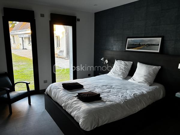 SAINT-AVERTIN — MAISON CONTEMPORAINE D’EXCEPTION DE 335 M²

5 chambres • Salle de sport • Sauna • SPA & Jacuzzi XXL • Terrasses • Garage 44 m² 

**Rare à Saint-Avertin, cette propriété contemporaine de près de 335 m² offre une expérience résidentielle résolument tournée vers le confort, le bien-être et l’élégance.**

Derrière une architecture aux lignes contemporaines se dévoile une maison aux volumes remarquables, pensée pour conjuguer vie familiale, réception et prestations haut de gamme.

Dès l’entrée, les proportions donnent le ton.

UN REZ-DE-CHAUSSEE SPECTACULAIRE

Le cœur de la maison s’articule autour d'une **vaste pièce de vie de plus de 100 m²**, composée d’un **salon de 31 m²** climatisé et d’une généreuse **cuisine/séjour de 70 m²**. Un espace particulièrement adapté aux réceptions comme aux moments de convivialité en famille.

Les espaces techniques : 
- cellier de près de 10 m²
- buanderie de plus de 9 m²

Le rez-de-chaussée accueille également une première chambre de **16,10 m²**, accompagnée de sa salle de bain, ainsi qu’un espace sanitaire indépendant.

L’un des atouts majeurs de cette propriété réside dans son **espace sport & détente**, exceptionnel par ses dimensions.

Une **salle de sport entièrement équipée de plus de 45 m²** s’accompagne d’un **sauna privatif**. Un véritable espace dédié au bien-être, directement intégré à la maison.

À cela s’ajoute le **SPA & jacuzzi XXL**, pour créer chez soi une atmosphère digne d’un établissement haut de gamme.

UN ETAGE CONCU POUR L'INTIMITE 

L’étage révèle une organisation particulièrement élégante autour d’une **mezzanine de 22 m²**, véritable espace de transition pouvant accueillir un coin lecture, un espace détente ou un lieu de travail.

La partie nuit comprend **trois chambres supplémentaires climatisées**, dont une remarquable **suite parentale** composée d’une chambre de plus de 20 m², d’un **dressing de près de 20 m²** et d’une salle de bain privative de plus de 10 m².

Deux autres chambres de près de **16 m²** complètent cet étage, avec une seconde salle de bain.

Un **bureau de 26,50 m²** vient compléter cet ensemble, offrant une véritable pièce dédiée au télétravail, à une activité professionnelle ou à un espace supplémentaire selon les besoins.

DES EXTÉRIEURS PENSÉS COMME UNE EXTENSION DE LA MAISON

La propriété bénéficie de terrasses, dont une première de **21,20 m²** et une seconde de **7,70 m²**, permettant de prolonger les espaces de vie vers l’extérieur.

Les extérieurs paysagers, soigneusement entretenus, offrent un écrin à la hauteur de cette réalisation contemporaine. Des prestations pensées dans les moindres détails...

Points forts : 

-335 m² d’architecture contemporaine.
- 5 chambres dont 3 climatisées 
- Un espace bien-être privé.
- Des volumes de réception remarquables.
- Des prestations haut de gamme.
- Une performance énergétique exemplaire.
- Panneaux photovoltaïques. 

Une propriété rare où l’architecture contemporaine rencontre un art de vivre d’exception. À découvrir en toute confidentialité.