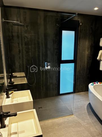 SAINT-AVERTIN — MAISON CONTEMPORAINE D’EXCEPTION DE 335 M²

5 chambres • Salle de sport • Sauna • SPA & Jacuzzi XXL • Terrasses • Garage 44 m² 

**Rare à Saint-Avertin, cette propriété contemporaine de près de 335 m² offre une expérience résidentielle résolument tournée vers le confort, le bien-être et l’élégance.**

Derrière une architecture aux lignes contemporaines se dévoile une maison aux volumes remarquables, pensée pour conjuguer vie familiale, réception et prestations haut de gamme.

Dès l’entrée, les proportions donnent le ton.

UN REZ-DE-CHAUSSEE SPECTACULAIRE

Le cœur de la maison s’articule autour d'une **vaste pièce de vie de plus de 100 m²**, composée d’un **salon de 31 m²** climatisé et d’une généreuse **cuisine/séjour de 70 m²**. Un espace particulièrement adapté aux réceptions comme aux moments de convivialité en famille.

Les espaces techniques : 
- cellier de près de 10 m²
- buanderie de plus de 9 m²

Le rez-de-chaussée accueille également une première chambre de **16,10 m²**, accompagnée de sa salle de bain, ainsi qu’un espace sanitaire indépendant.

L’un des atouts majeurs de cette propriété réside dans son **espace sport & détente**, exceptionnel par ses dimensions.

Une **salle de sport entièrement équipée de plus de 45 m²** s’accompagne d’un **sauna privatif**. Un véritable espace dédié au bien-être, directement intégré à la maison.

À cela s’ajoute le **SPA & jacuzzi XXL**, pour créer chez soi une atmosphère digne d’un établissement haut de gamme.

UN ETAGE CONCU POUR L'INTIMITE 

L’étage révèle une organisation particulièrement élégante autour d’une **mezzanine de 22 m²**, véritable espace de transition pouvant accueillir un coin lecture, un espace détente ou un lieu de travail.

La partie nuit comprend **trois chambres supplémentaires climatisées**, dont une remarquable **suite parentale** composée d’une chambre de plus de 20 m², d’un **dressing de près de 20 m²** et d’une salle de bain privative de plus de 10 m².

Deux autres chambres de près de **16 m²** complètent cet étage, avec une seconde salle de bain.

Un **bureau de 26,50 m²** vient compléter cet ensemble, offrant une véritable pièce dédiée au télétravail, à une activité professionnelle ou à un espace supplémentaire selon les besoins.

DES EXTÉRIEURS PENSÉS COMME UNE EXTENSION DE LA MAISON

La propriété bénéficie de terrasses, dont une première de **21,20 m²** et une seconde de **7,70 m²**, permettant de prolonger les espaces de vie vers l’extérieur.

Les extérieurs paysagers, soigneusement entretenus, offrent un écrin à la hauteur de cette réalisation contemporaine. Des prestations pensées dans les moindres détails...

Points forts : 

-335 m² d’architecture contemporaine.
- 5 chambres dont 3 climatisées 
- Un espace bien-être privé.
- Des volumes de réception remarquables.
- Des prestations haut de gamme.
- Une performance énergétique exemplaire.
- Panneaux photovoltaïques. 

Une propriété rare où l’architecture contemporaine rencontre un art de vivre d’exception. À découvrir en toute confidentialité.