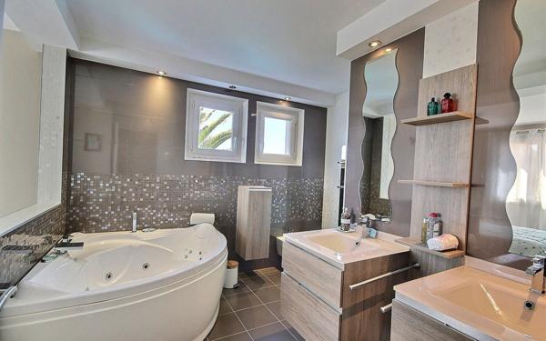 Maison à vendre    9 pièces •  Hasparren