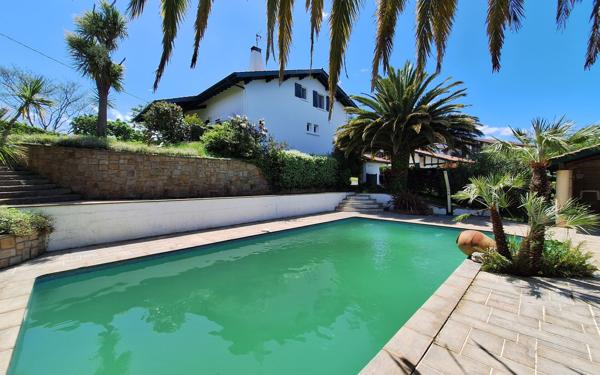 Maison à vendre    9 pièces •  Hasparren