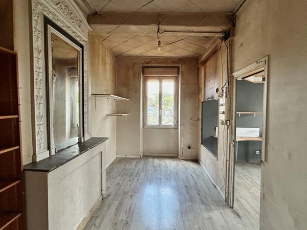 Immeuble avec local commercial et logement