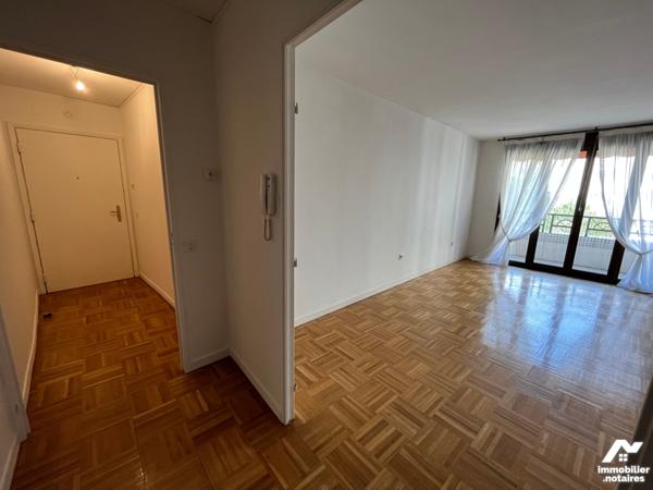 Les Hespérides à Lyon 7ème appartement de type 3  avec pièce de vie et balcon en intérieure cour.