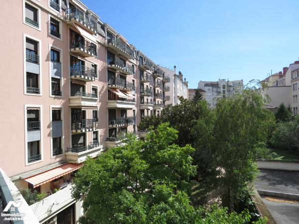 Les Hespérides à Lyon 7ème appartement de type 3  avec pièce de vie et balcon en intérieure cour.