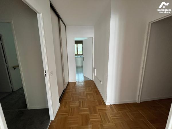 Les Hespérides à Lyon 7ème appartement de type 3  avec pièce de vie et balcon en intérieure cour.