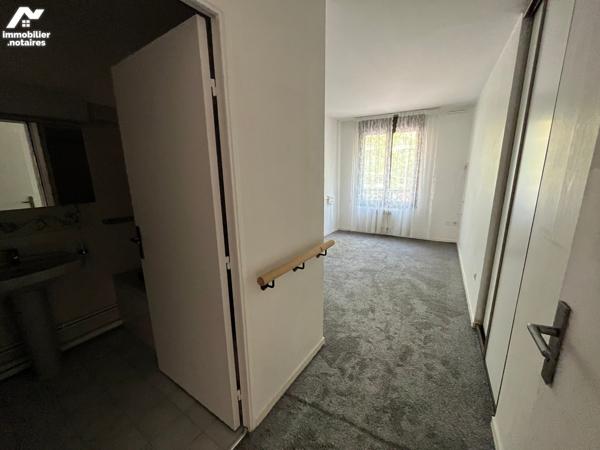 Les Hespérides à Lyon 7ème appartement de type 3  avec pièce de vie et balcon en intérieure cour.