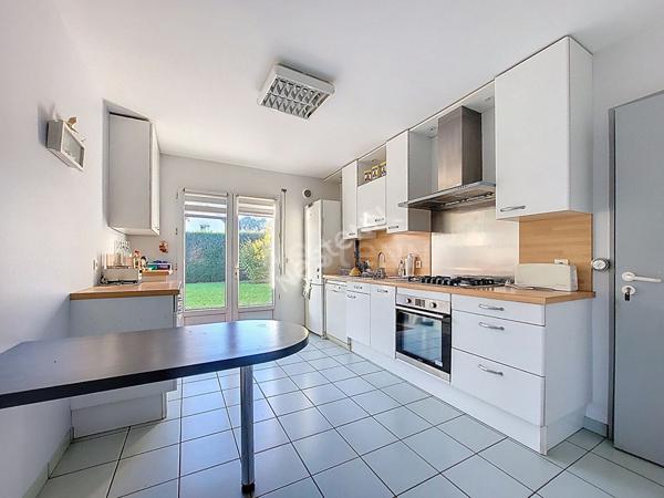 Orvault Cholière : EN VENTE Maison familiale de 1995, 110 m², 3 chambres, salon-séjour avec triple exposition, terrasse Ouest, beau jardin arboré.