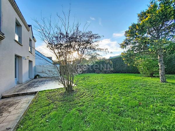 Orvault Cholière : EN VENTE Maison familiale de 1995, 110 m², 3 chambres, salon-séjour avec triple exposition, terrasse Ouest, beau jardin arboré.