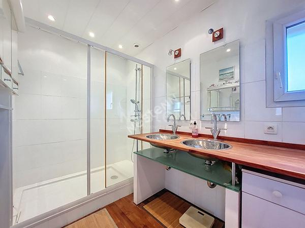 Orvault Cholière : EN VENTE Maison familiale de 1995, 110 m², 3 chambres, salon-séjour avec triple exposition, terrasse Ouest, beau jardin arboré.