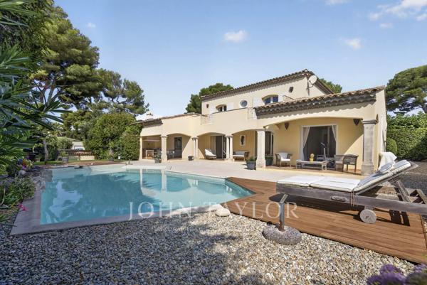 Carry-le-Rouet – Élégante villa familiale avec piscine, suite de plain-pied et jardin paysager