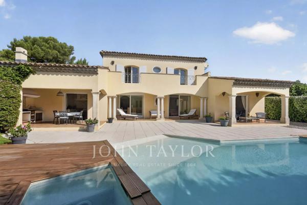 Carry-le-Rouet – Élégante villa familiale avec piscine, suite de plain-pied et jardin paysager