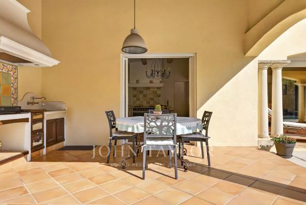 Carry-le-Rouet – Élégante villa familiale avec piscine, suite de plain-pied et jardin paysager