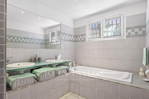 Carry-le-Rouet – Élégante villa familiale avec piscine, suite de plain-pied et jardin paysager